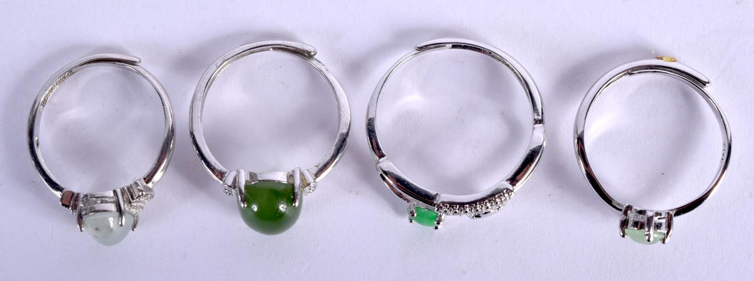 FOUR SILVER AND JADE RINGS. 6.5 grams. Largest ring T. (4) - Bild 2 aus 2