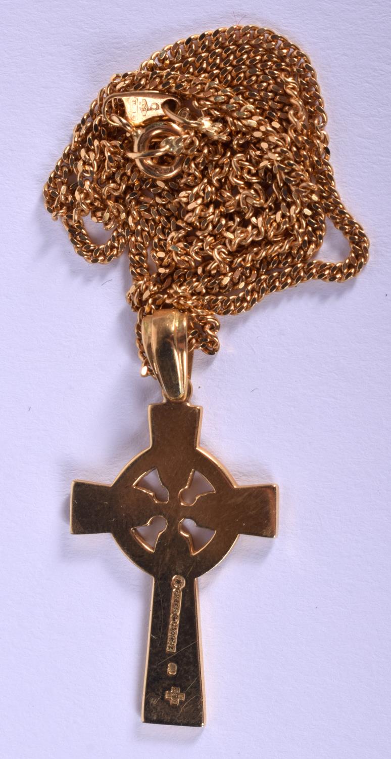 AN 18CT GOLD CELTIC CROSS NECKLACE. 9.6 grams. 48 cm long. - Bild 2 aus 4