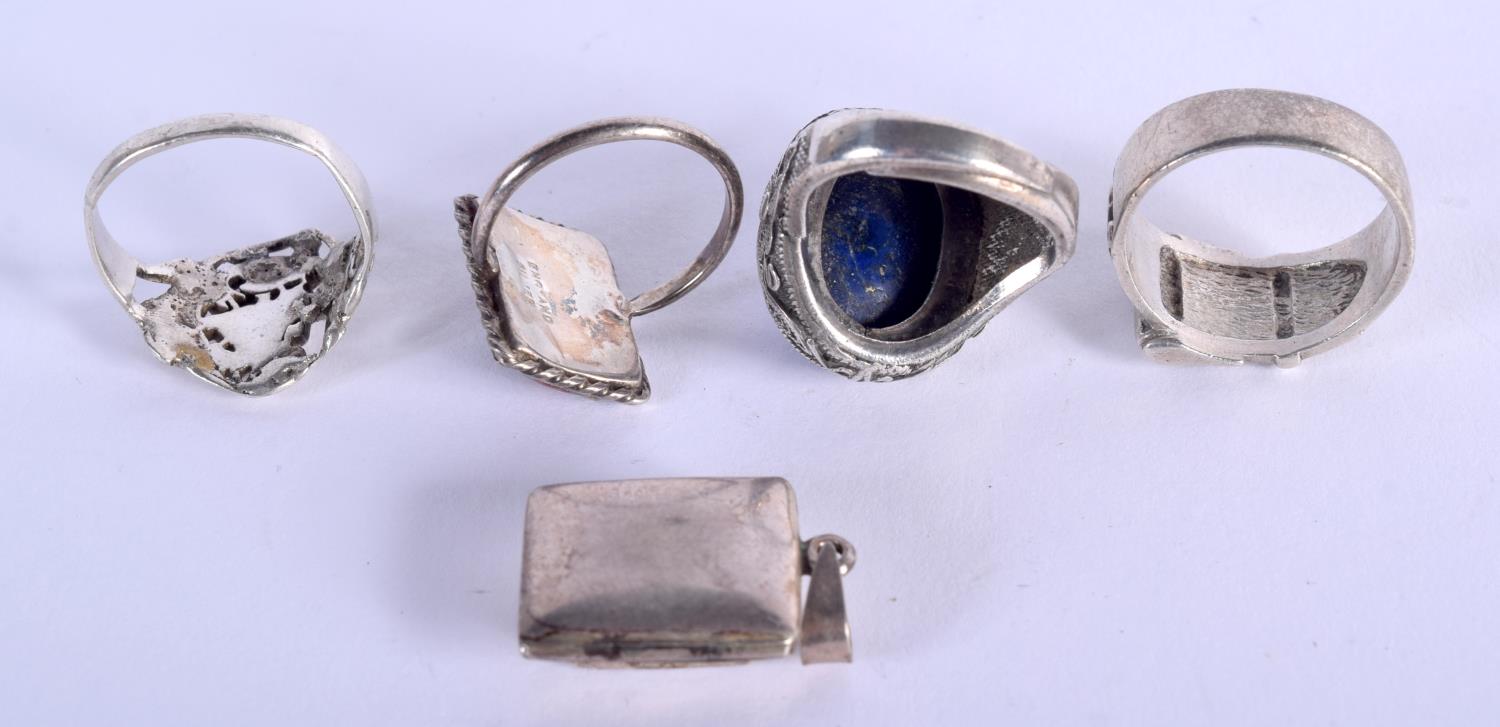 ASSORTED SILVER RINGS. 27 grams. London 1973 etc. (5) - Bild 2 aus 2