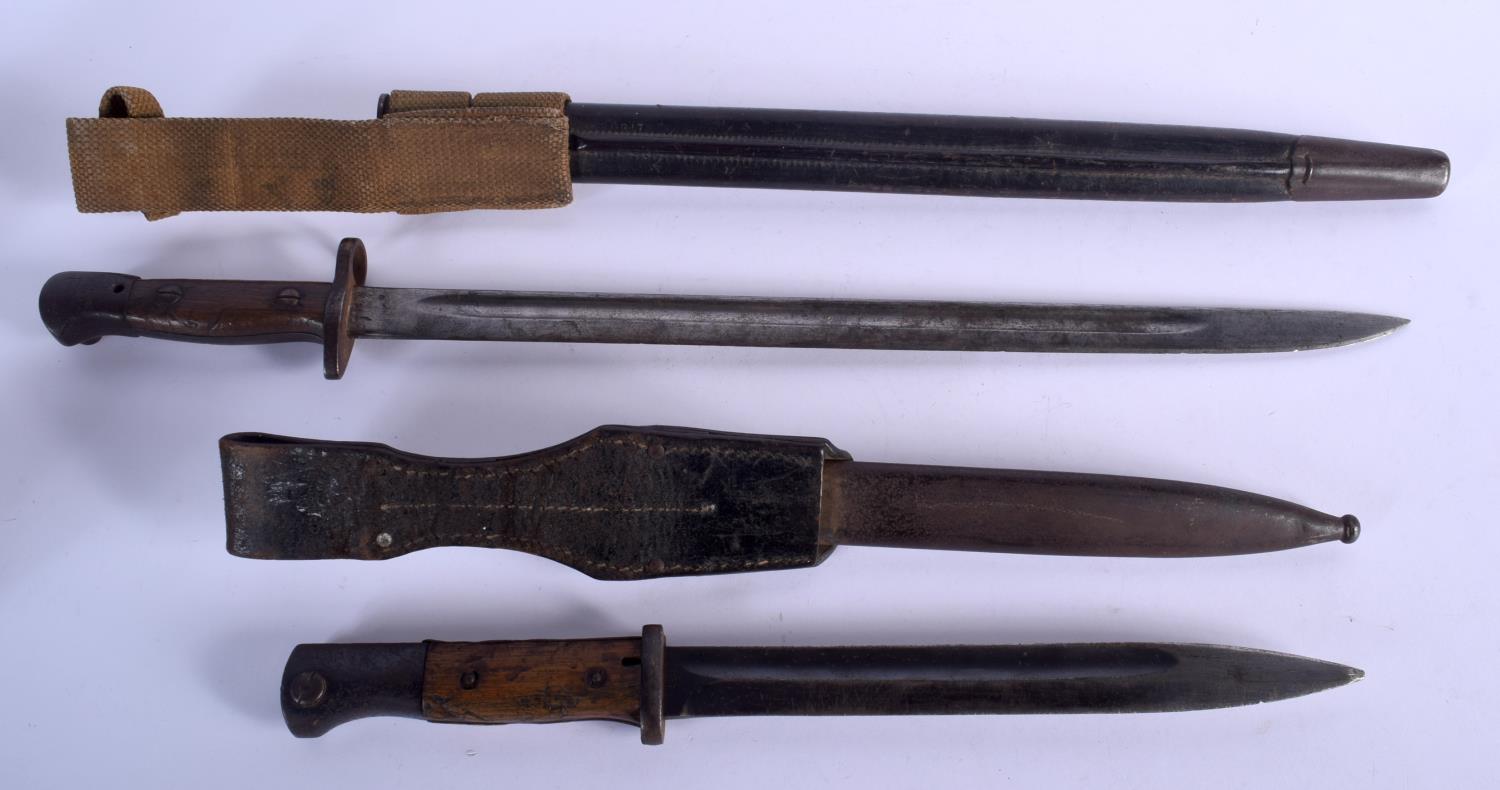 TWO EARLY 20TH CENTURY ENGLISH MILITARY BAYONETS one stamped Vickers, with various numerals across s - Bild 2 aus 6