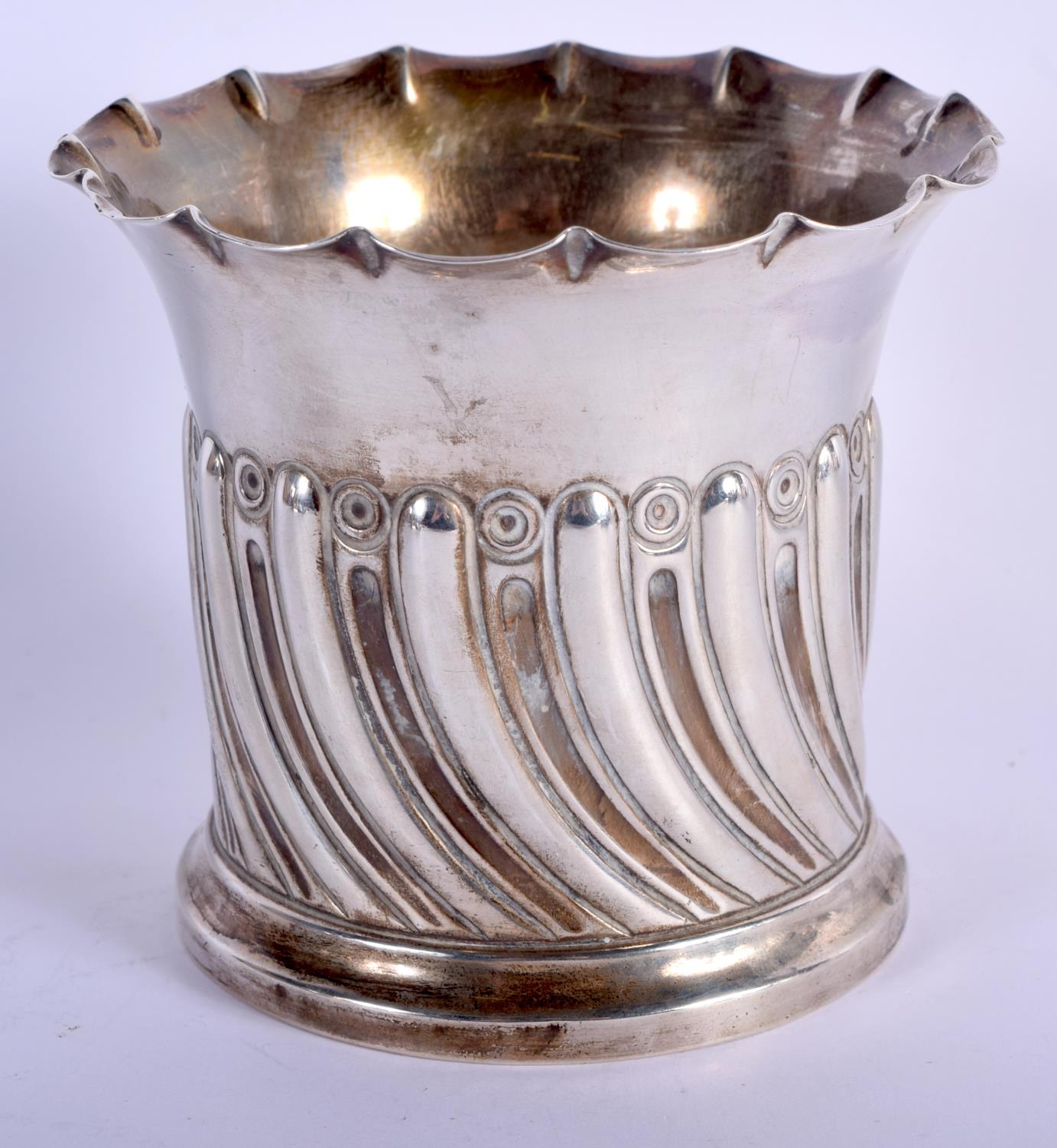 AN EDWARDIAN SILVER VASE. London 1904. 258 grams. 11.5 cm x 10 cm.