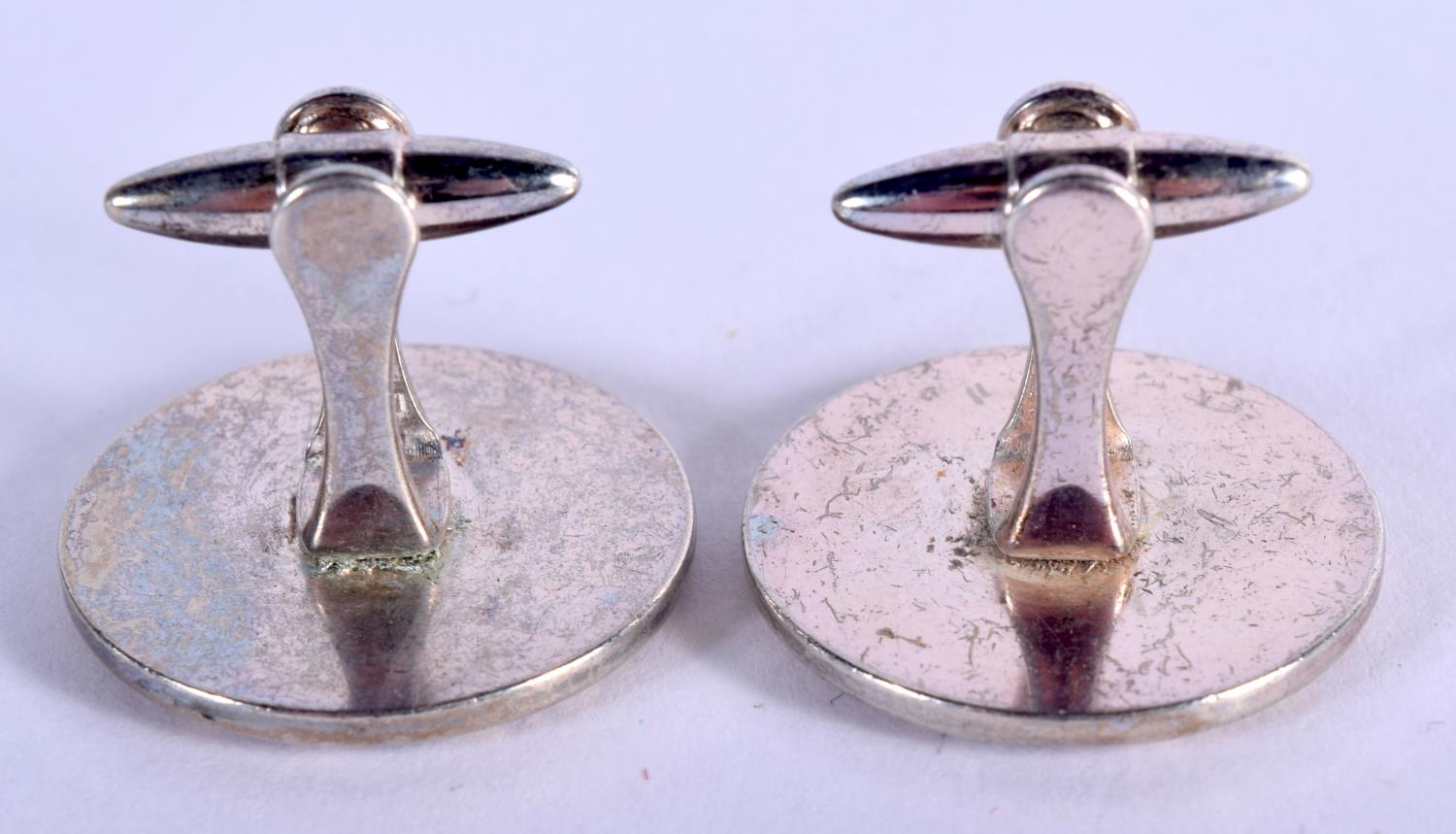 A PAIR OF DIANA SPENCER CUFFLINKS. 23 grams. 2.5 cm x 2.5 cm. - Bild 2 aus 2