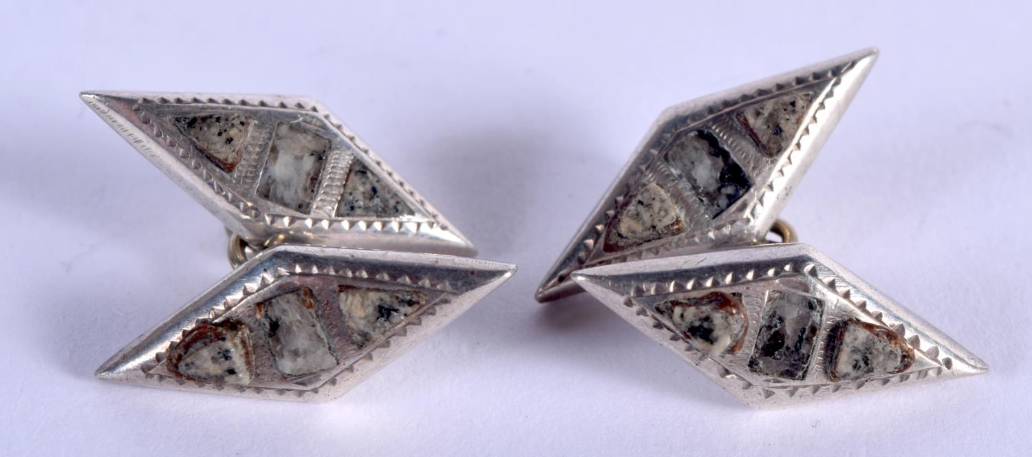 A PAIR OF SILVER AND STONE CUFFLINKS. 3 grams. 2 cm x 0.75 cm. - Bild 2 aus 2