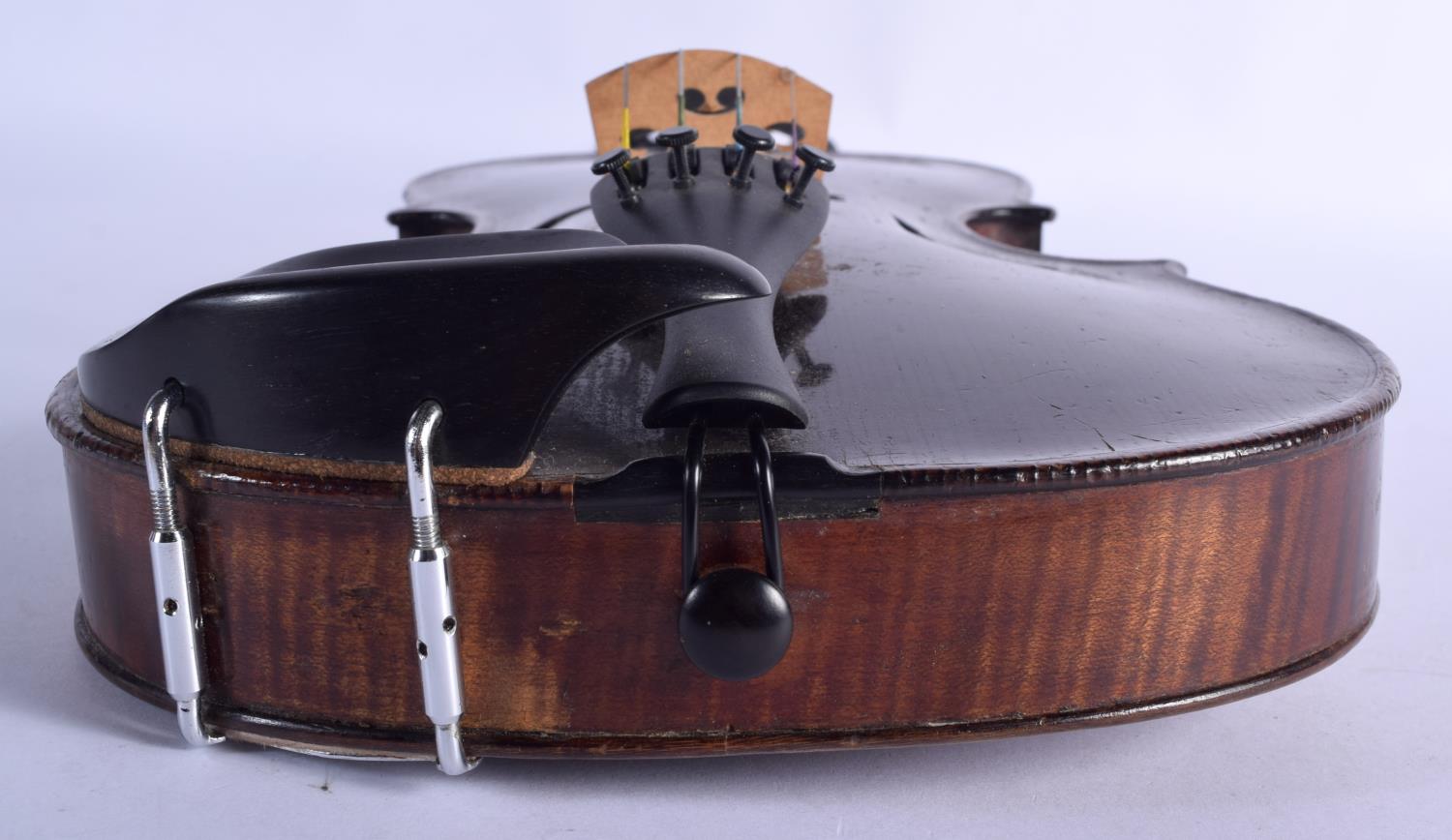 AN ANTIQUE GERMAN TWO PIECE BACK VIOLIN with scrolling terminal. 58 cm long. - Image 6 of 10