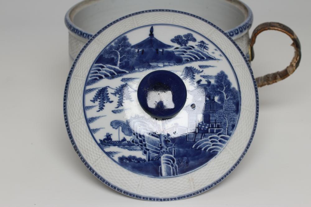 A CHINESE EXPORT PORCELAIN CHAMBER POT AND COVER of rounded cylindrical form with basket weave - Bild 2 aus 5