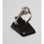 A SOLITAIRE DIAMOND RING, the round brilliant cut stone of approximately 1ct, claw set to