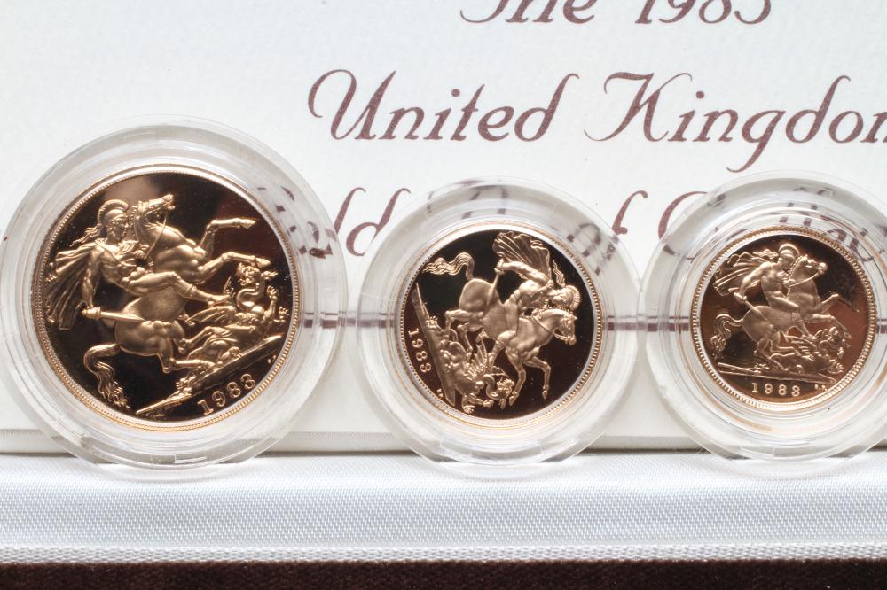 AN ELIZABETH II GOLD PROOF THREE COIN COLLECTION, 1983, comprising 2, sovereign and half - Bild 2 aus 3