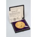 A CHURCHILL 22CT GOLD COMMEMORATIVE MEDAL, maker Toye, Kenning & Spencer Ltd., 1964, No.493 of a