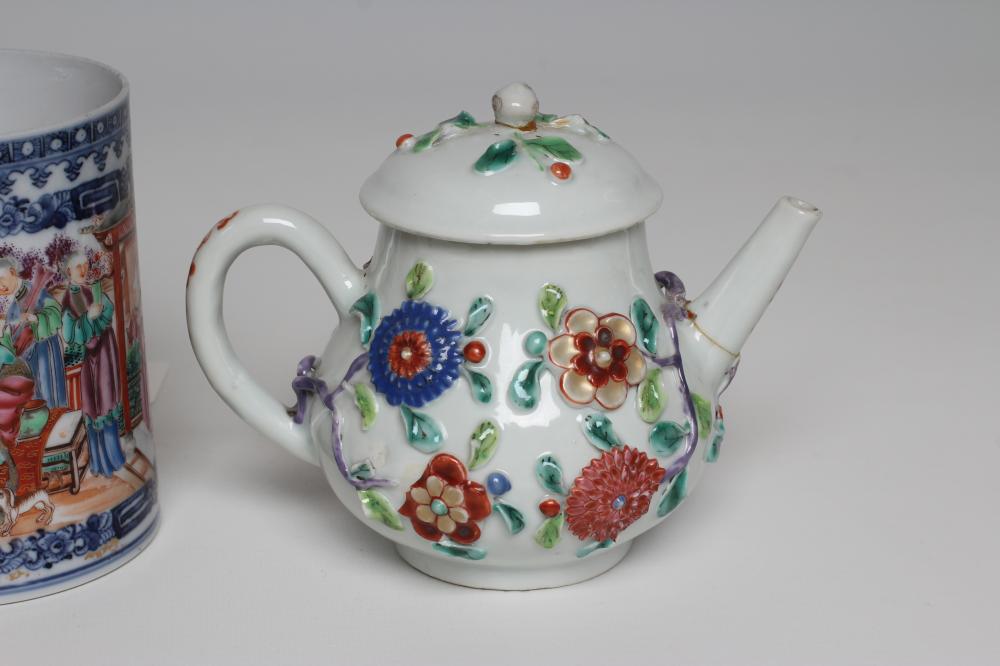 A CHINESE EXPORT PORCELAIN MUG of plain cylindrical form, the strap handle with heart terminal and - Image 3 of 19