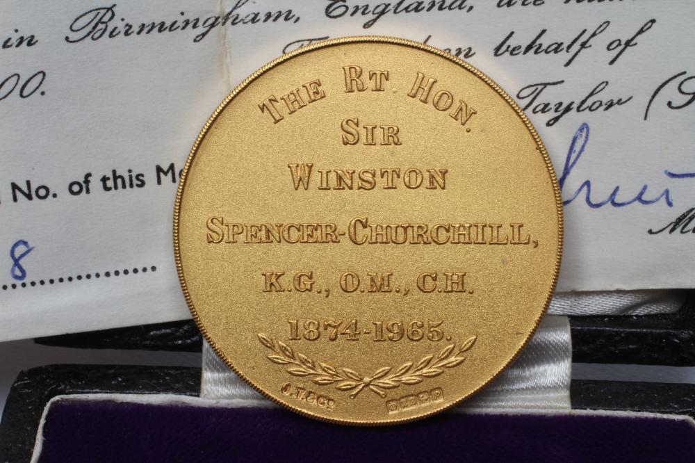 A CHURCHILL 22CT GOLD COMMEMORATIVE MEDALLION, maker John Taylor, 1964, No.18 of a limited edition - Image 3 of 3