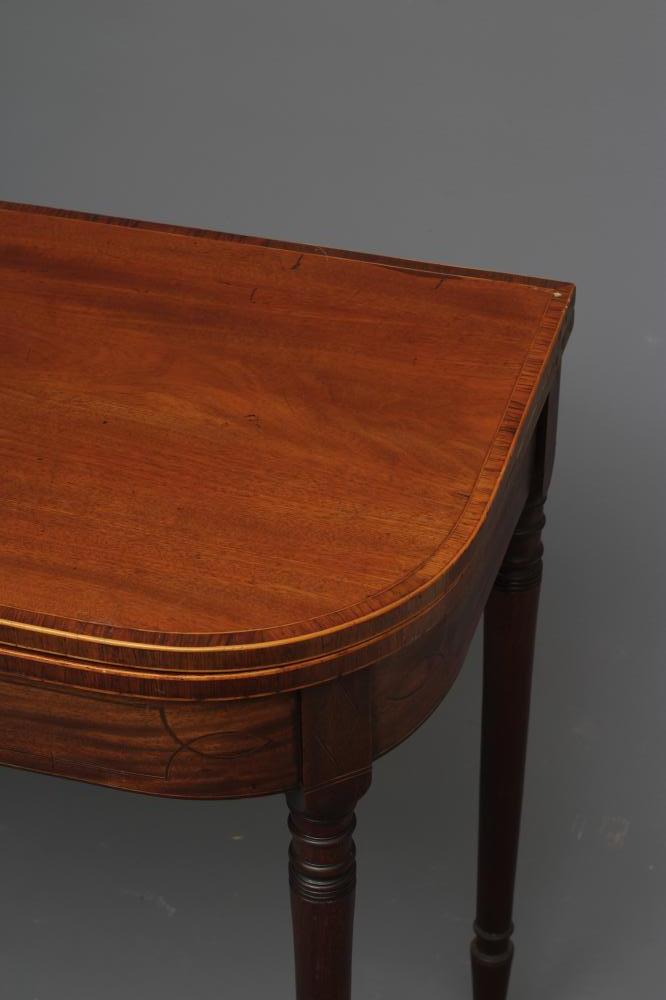 A GEORGIAN MAHOGANY FOLDING TEA TABLE, c.1800, of rounded oblong form with rosewood banding and - Bild 2 aus 4