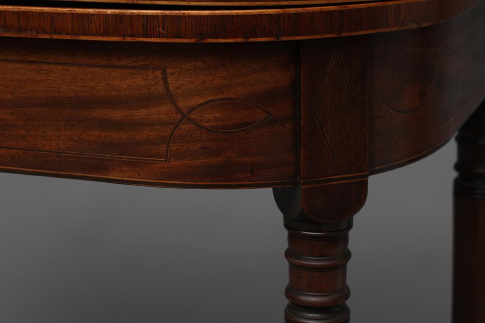 A GEORGIAN MAHOGANY FOLDING TEA TABLE, c.1800, of rounded oblong form with rosewood banding and - Bild 3 aus 4