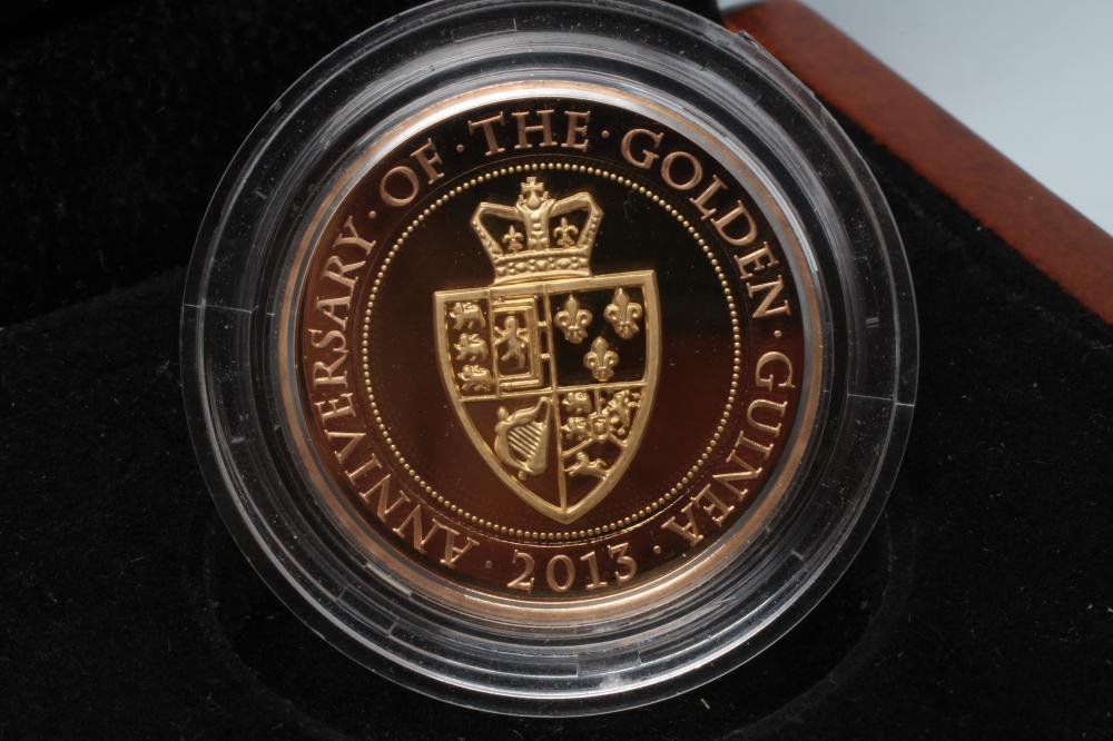 AN ELIZABETH II "ANNIVERSARY OF THE GUINEA" GOLD PROOF 2, 2013, No.145 of a limited edition of 1, - Bild 2 aus 3