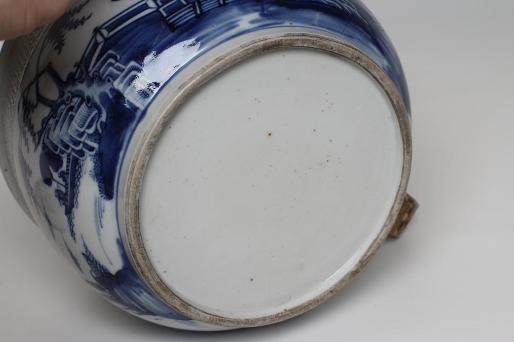 A CHINESE EXPORT PORCELAIN CHAMBER POT AND COVER of rounded cylindrical form with basket weave - Bild 4 aus 5