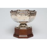 A SILVER PEDESTAL BOWL, maker Walker & Hall, Sheffield 1913, of octagonal form with castellated
