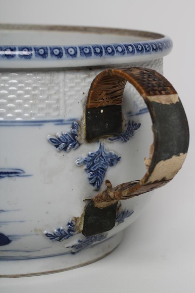 A CHINESE EXPORT PORCELAIN CHAMBER POT AND COVER of rounded cylindrical form with basket weave - Bild 3 aus 5
