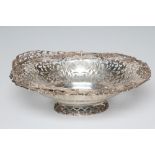 AN EDWARDIAN SILVER BASKET, maker Nathan & Hayes, Chester 1901, of oval form with everted rim cast