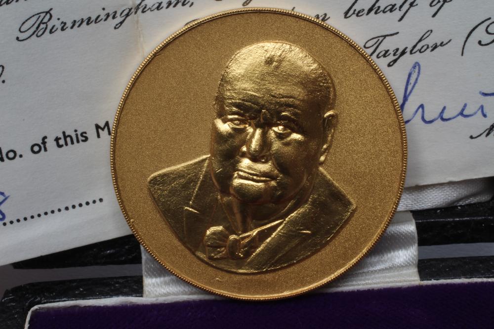 A CHURCHILL 22CT GOLD COMMEMORATIVE MEDALLION, maker John Taylor, 1964, No.18 of a limited edition - Image 2 of 3