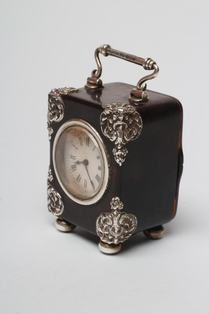 A LATE VICTORIAN SILVER MOUNTED TORTOISESHELL DRESSING TABLE TIMEPIECE, the circular white enamel - Bild 2 aus 4