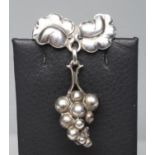 A GEORG JENSEN STERLING SILVER "MOONLIGHT" GRAPES BROOCH, stamped 217A (Est. plus 21% premium inc.