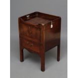 A GEORGIAN MAHOGANY NIGHT COMMODE, c.1800, the tray top with pierced handles, the fascia with two