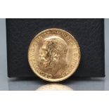 A GEORGE V GOLD SOVEREIGN, 1915, 8g (Est. plus 17.5% premium)