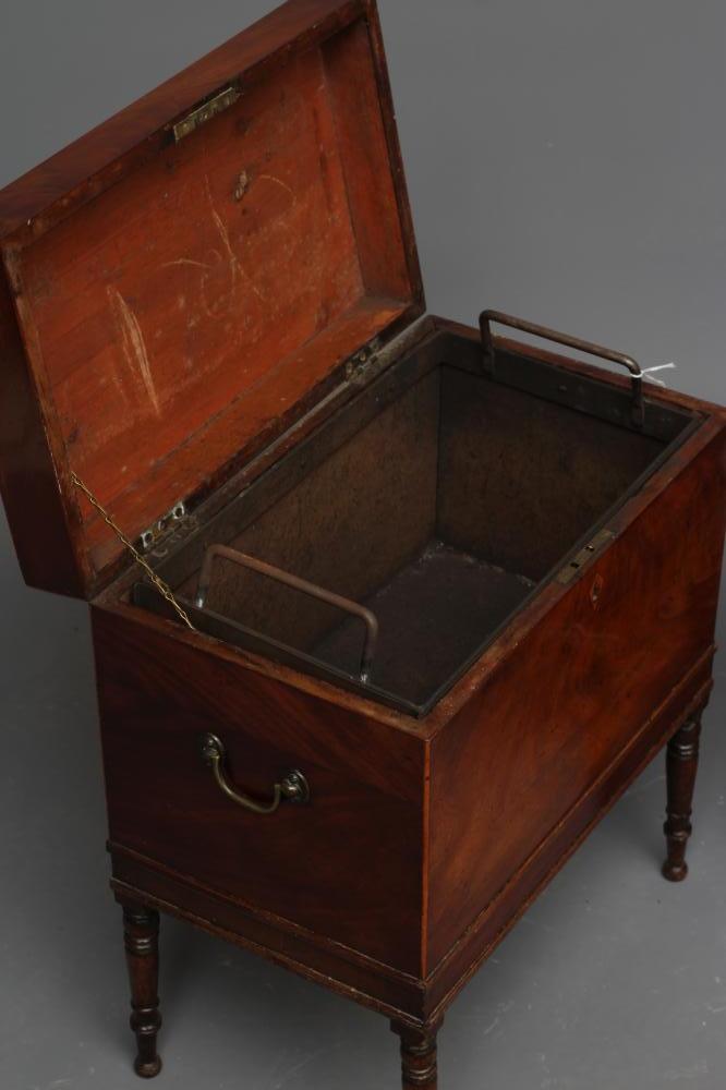 A LATE GEORGIAN MAHOGANY CELLARETTE of oblong form with brass carrying handles, hinged lid opening - Bild 2 aus 3