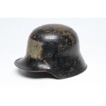 A FIRST WORLD WAR GERMAN M16 HELMET of typical form with painted exterior, leather liner and inner