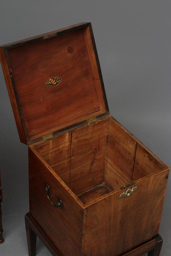 A LATE GEORGIAN MAHOGANY CELLARETTE of oblong form with brass carrying handles, hinged lid opening - Bild 3 aus 3