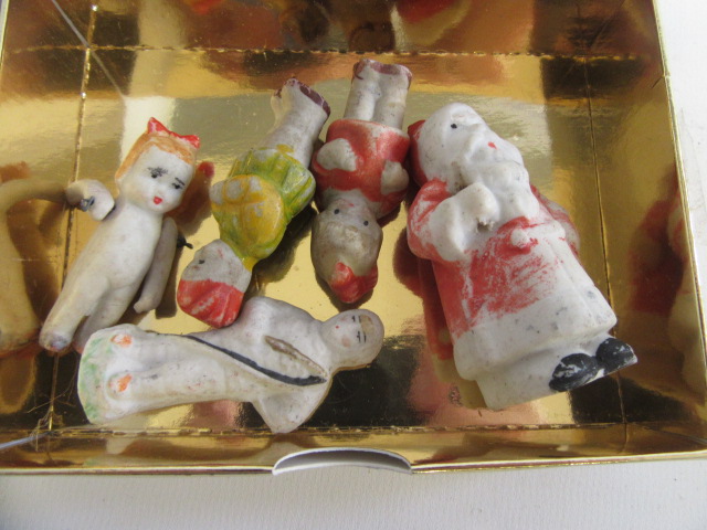 Five bisque snow babies, five bisque cake decorations including Father Christmas and plaster two - Bild 2 aus 4