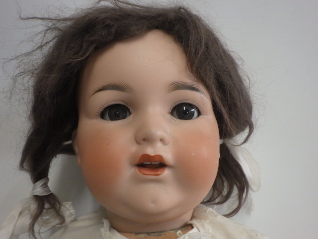An Armand Marseille bisque socket head doll, with grey glass sleeping eyes, open mouth, teeth and - Bild 2 aus 4