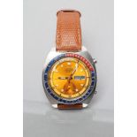 A GENTLEMAN'S 1970'S SEIKO AUTOMATIC CHRONOGRAPH "POGUE" WRISTWATCH, the orange dial with day and