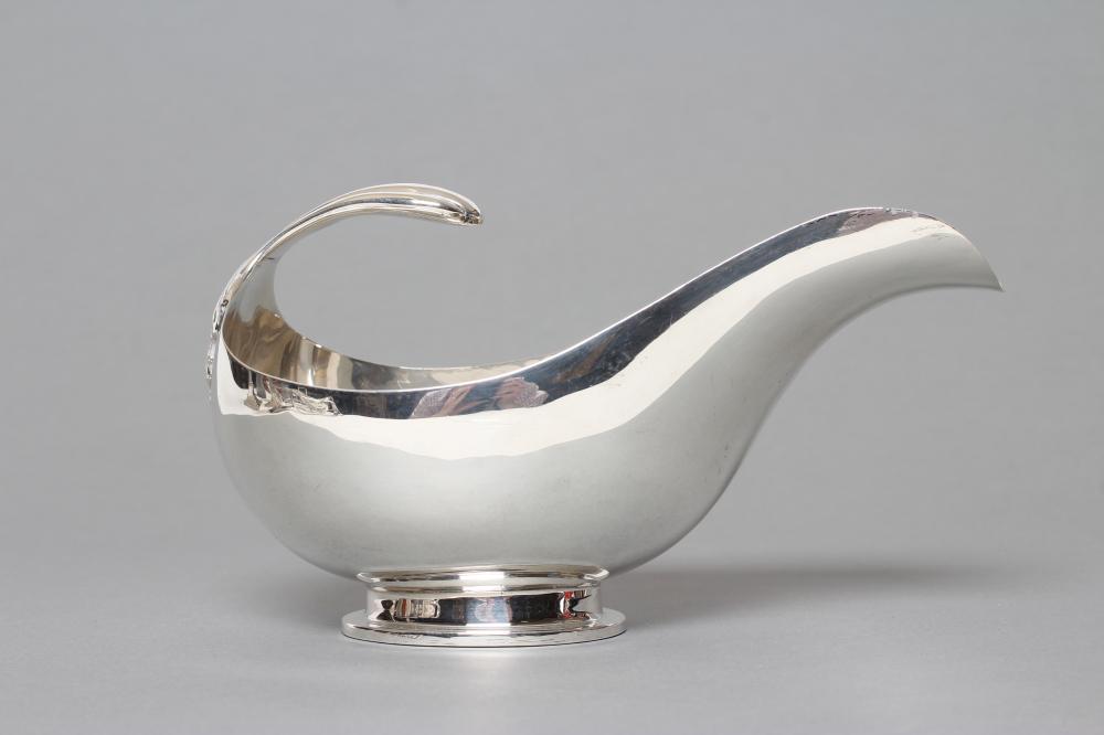 AN ART DECO SILVER SAUCEBOAT, maker Blankensee & Son Ltd., Birmingham 1937, the exaggerated oval - Image 3 of 4