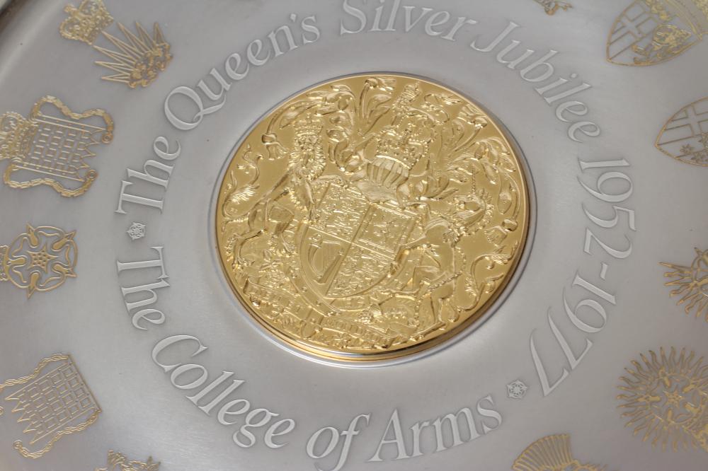 A QUEEN'S SILVER JUBILEE "COLLEGE OF ARMS" SILVER PLATE, maker Yorkshire Mint, Birmingham 1977, with - Image 3 of 4