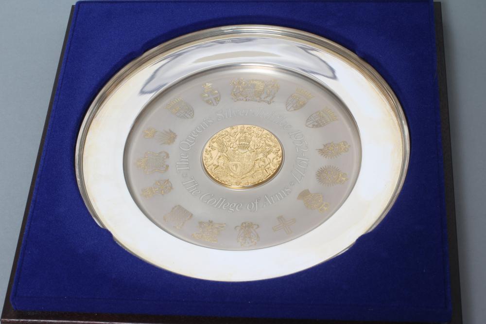 A QUEEN'S SILVER JUBILEE "COLLEGE OF ARMS" SILVER PLATE, maker Yorkshire Mint, Birmingham 1977, with - Image 2 of 4