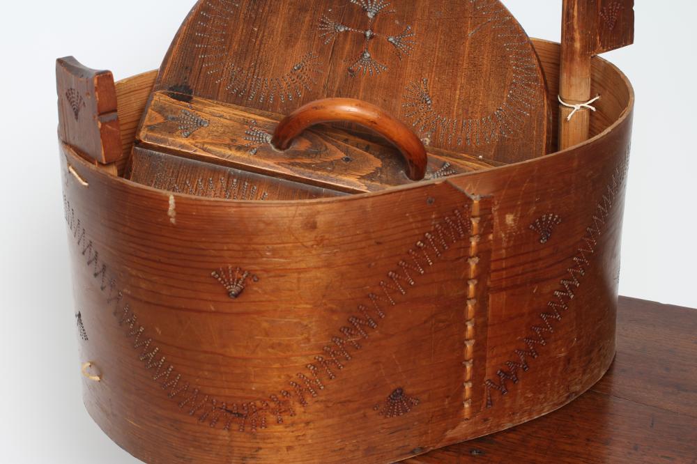 A SCANDINAVIAN BENTWOOD FOOD STORAGE BOX, 19th century, the detachable lid with fixed loop handle - Image 3 of 4