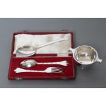 A SILVER CHRISTENING SET, maker Thomas Wordley & Co. Ltd., Sheffield 1965, comprising plain trefid