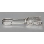 A PAIR OF EARLY VICTORIAN SILVER FIDDLE PATTERN SERVING TONGS, maker's mark ?W, London 1844, with