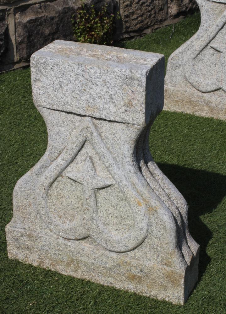 A GRANITE BENCH, the moulded edged oblong seat on shaped end supports each with a heart motif, - Bild 4 aus 4