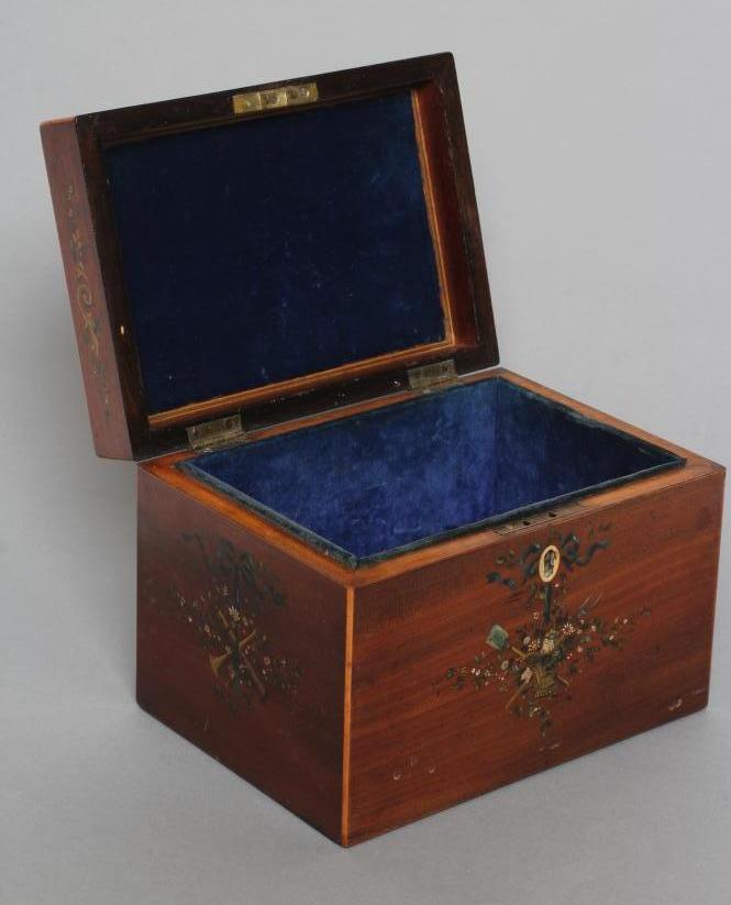 A GEORGIAN MAHOGANY TEA CADDY, c. 1800, of oblong form with box wood edge stringing, painted with - Image 3 of 4