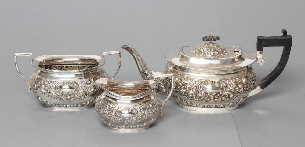 AN EDWARDIAN SILVER THREE PIECE TEA SERVICE, maker S Glass, Birmingham 1902, of rounded oblong