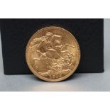 A GEORGE V SOVEREIGN, 1913, 8g (Est. plus 17.5% premium)