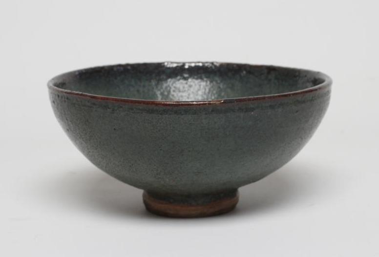 A CHINESE STONEWARE BOWL of plain circular form in a green "Jun" glaze, unmarked, 7" diameter (