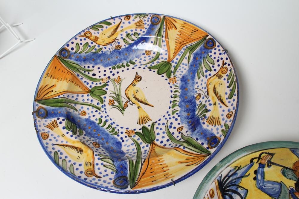 A MONTELUPO MAIOLICA SMALL CHARGER, 19th century, of plain dished circular form, painted in - Image 3 of 5