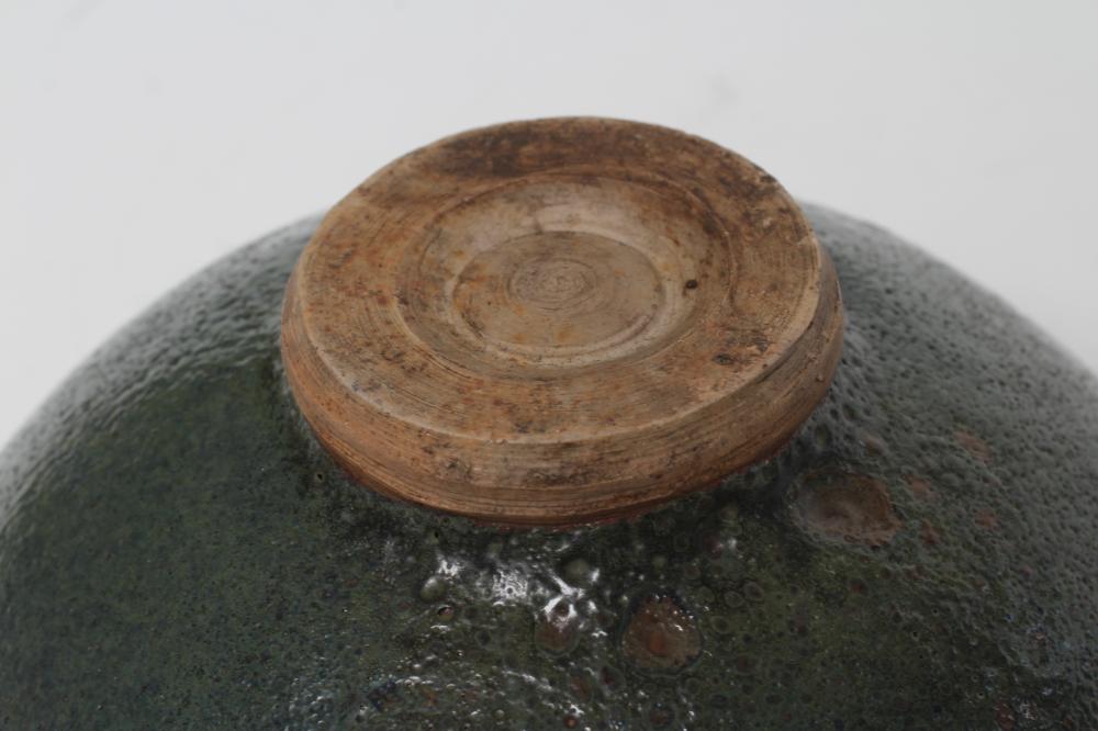 A CHINESE STONEWARE BOWL of plain circular form in a green "Jun" glaze, unmarked, 7" diameter ( - Image 4 of 4