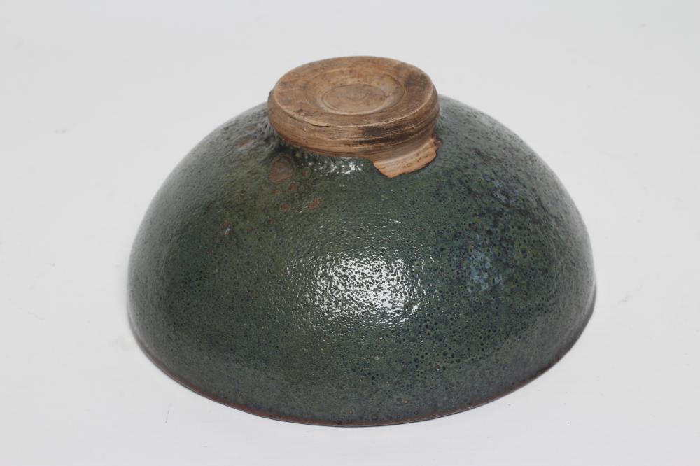 A CHINESE STONEWARE BOWL of plain circular form in a green "Jun" glaze, unmarked, 7" diameter ( - Image 3 of 4