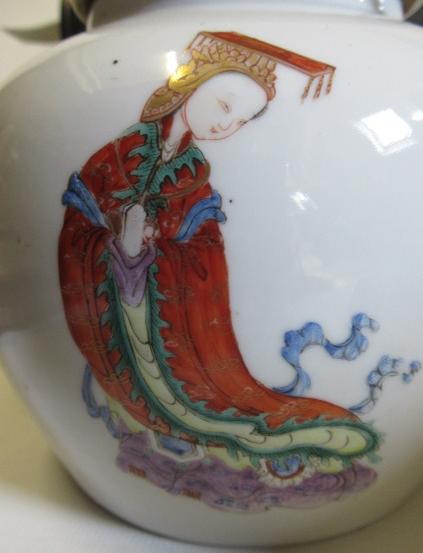 A CHINESE PORCELAIN TEAPOT AND COVER of rounded cylindrical form, painted in coloured enamels with a - Image 13 of 20