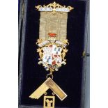 AN EDWARDIAN 9CT GOLD AND ENAMEL MASONIC MEDAL, "Blagdon Lodge, No 659", with inscription to