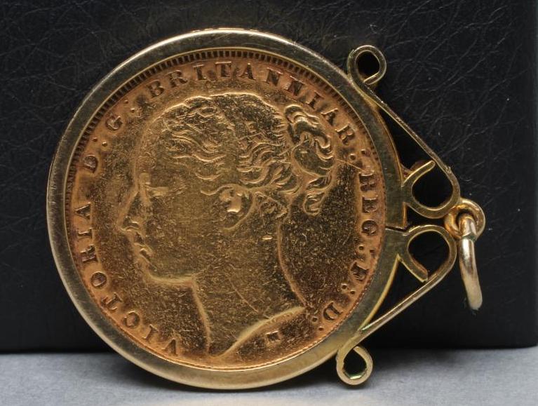A VICTORIA YH SOVEREIGN, 1882, in a 9ct gold loose pendant mount, 9.7g gross (Est. plus 17.5%
