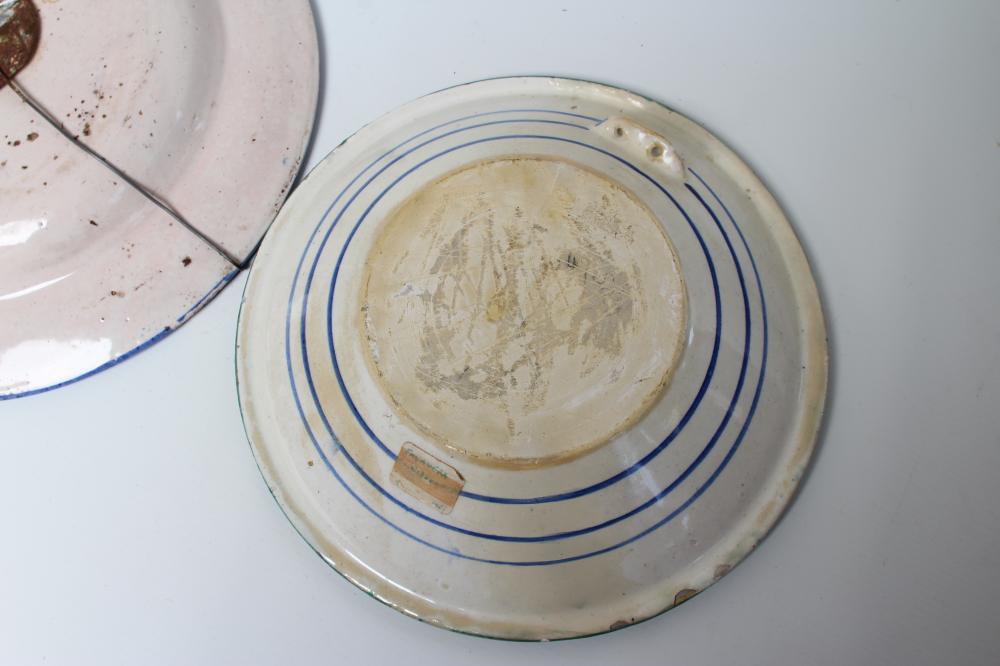 A MONTELUPO MAIOLICA SMALL CHARGER, 19th century, of plain dished circular form, painted in - Image 5 of 5